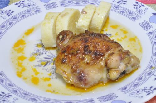 Jak uvařit kuře na česneku a kari s bramborovým knedlíkem? Snadné recept, připravený za 30 - 45 minut